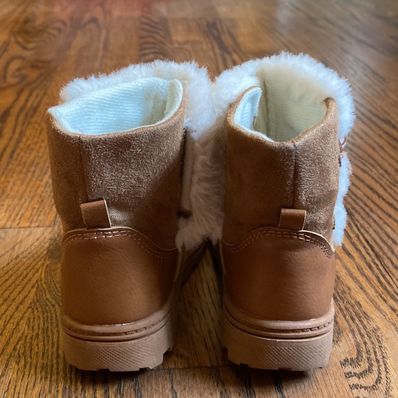 Carter’s faux fur boots with rainbow laces. Size 9. Great condition! - Picture 3 of 9